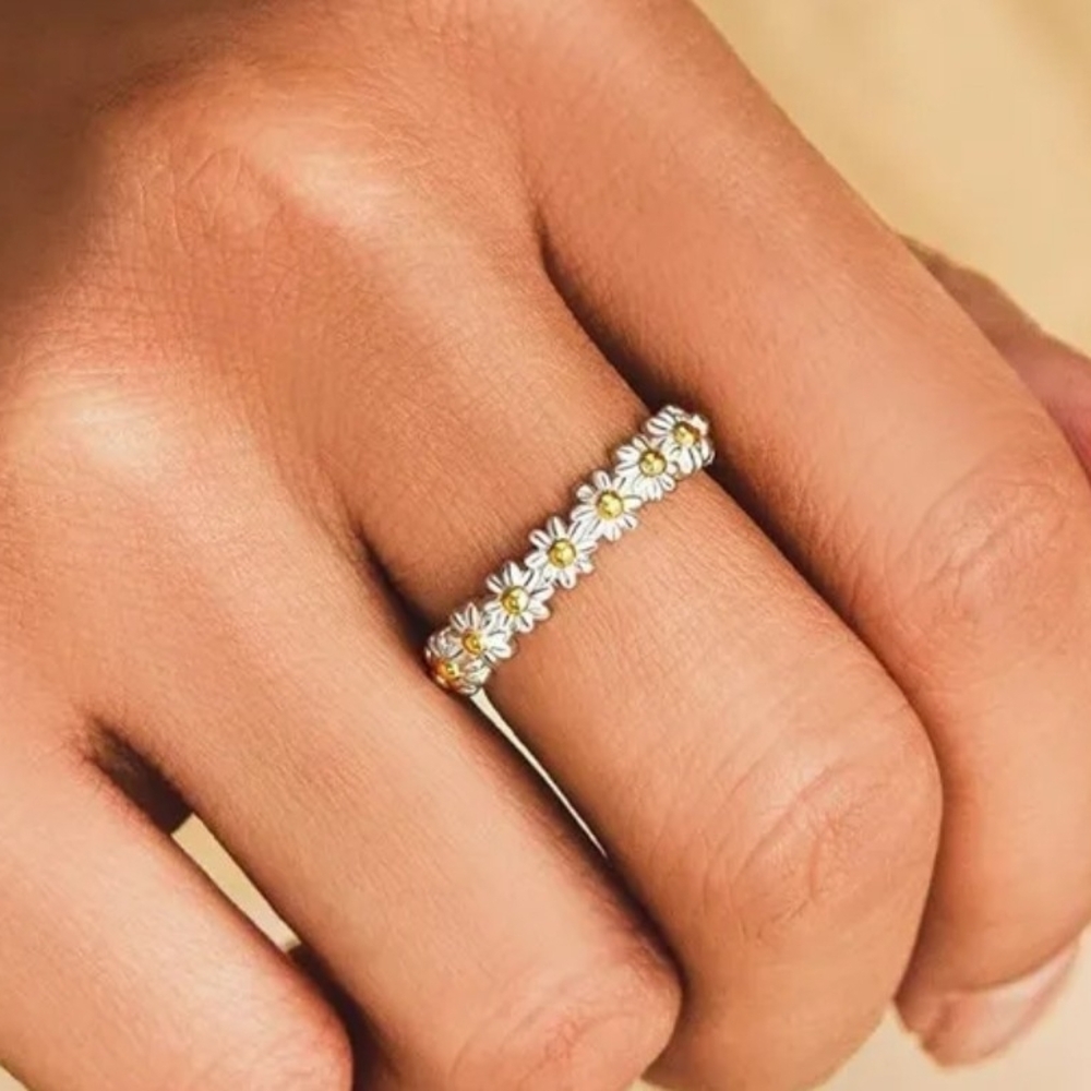 NWT Daisy Chain Ring in Silver and Gold